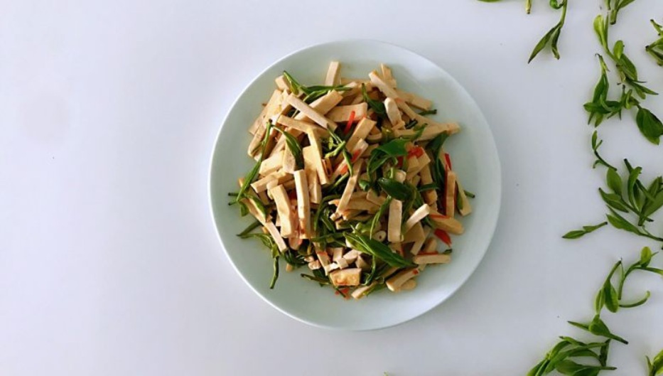 菜內(nèi)加入新鮮茶葉，春天里最清新淡雅的味道